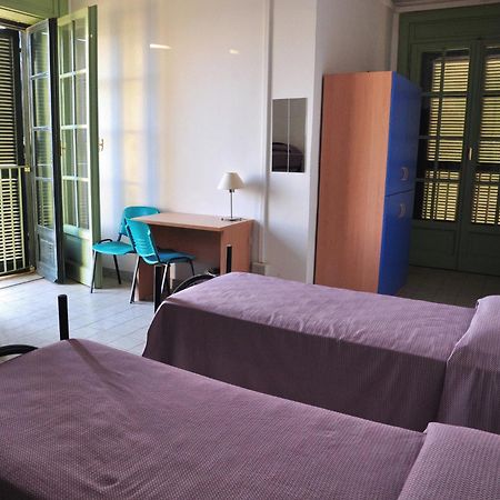 Litus Roma Hostel Lido di Ostia Dış mekan fotoğraf A typical bedroom in a residence hall