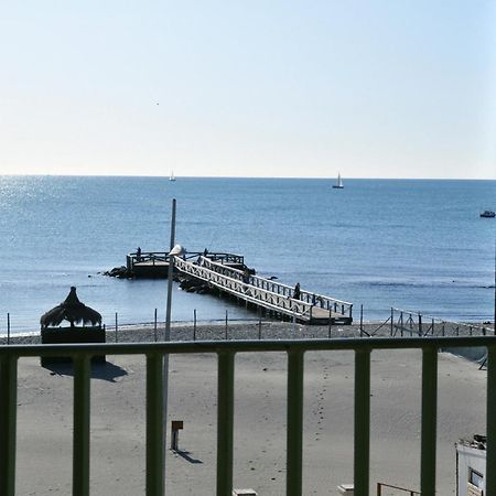 Litus Roma Hostel Lido di Ostia Dış mekan fotoğraf The pier at the end of the promenade