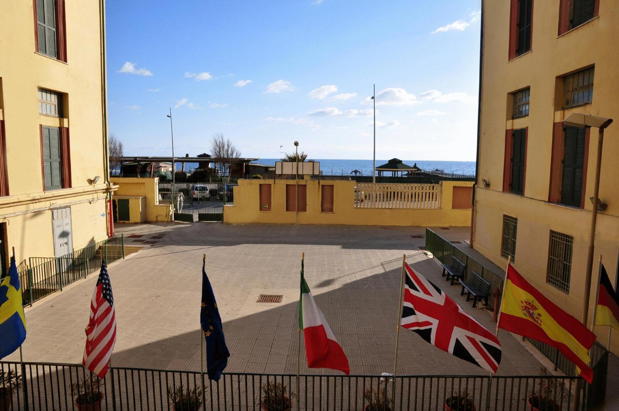 Litus Roma Hostel Lido di Ostia Dış mekan fotoğraf The courtyard of the International School of Rome