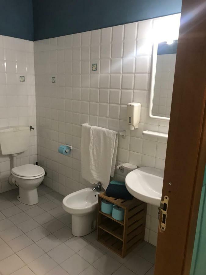 Litus Roma Hostel Lido di Ostia Dış mekan fotoğraf Bathroom in Italy
